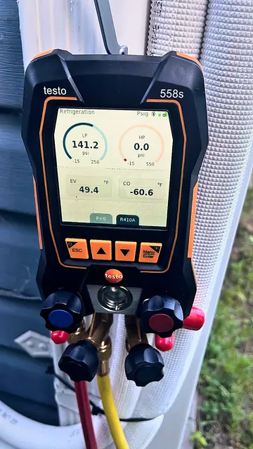 Digital manifold gauges connected during service
