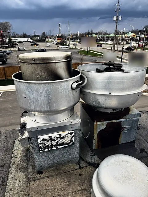 Rooftop upblast exhaust fan for a kitchen hood