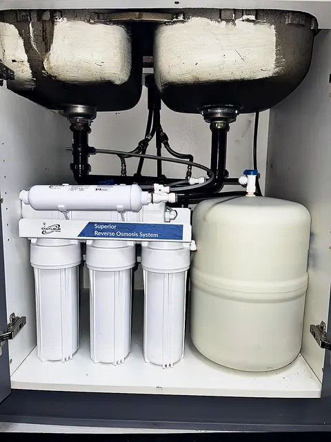 Under-sink reverse osmosis filtration system and tank
